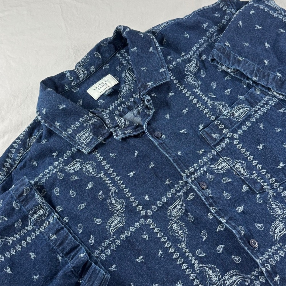 American Eagle Men's Size XL Blue Relaxed Fit Bandana Paisley Button Up Shirt